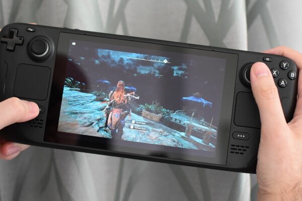 valve-halve-steam-deck-ssd-bandwidth-on-some-models,-say-games-performance-is-unaffected