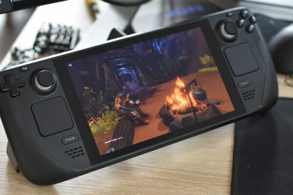 please-stop-huffing-your-steam-deck-vent-fumes,-valve-plead,-as-players-obsess-over-“new-deck-smell”